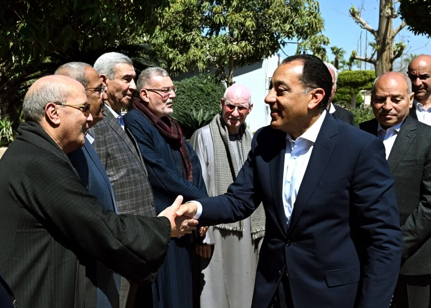 مدبولي يتفقد سوق العبور وفروع "كاري أون" لتعزيز استقرار الأسواق وسلاسل الإمداد