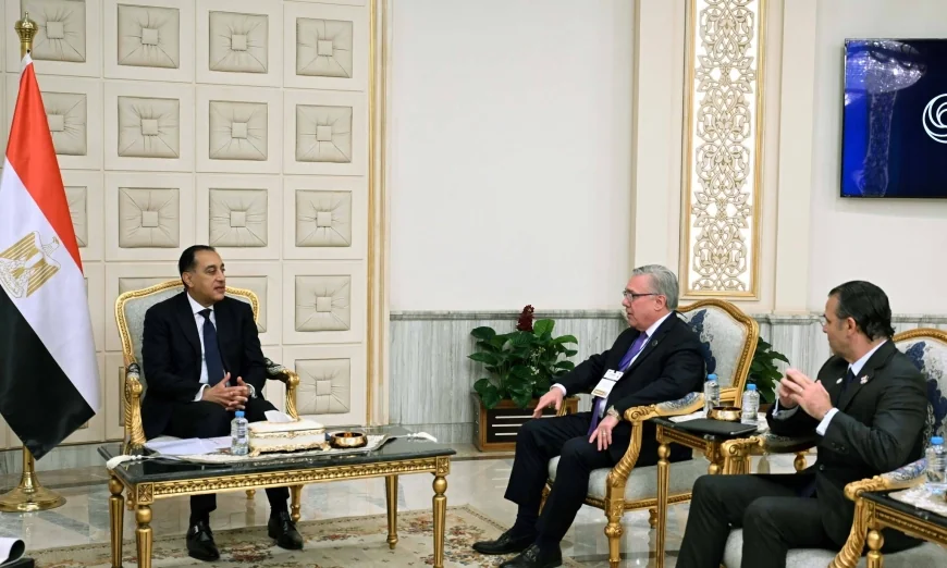 رئيس الوزراء يلتقي رئيس شركة "شيفرون" خلال "إيجيبس 2026" لتعزيز استثمارات الغاز