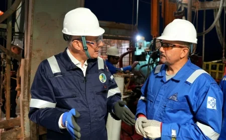 خلال جولته بالصحراء الغربية... وزير البترول والثروة المعدنية يتفقد العمل بالوردية الليلية ويبيت مع العاملين على الحفار EDC 73