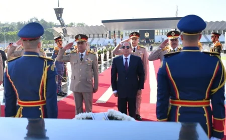 السيسي يحيي ذكرى تحرير سيناء بوضع إكليل الزهور على النصب التذكاري لشهداء القوات المسلحة