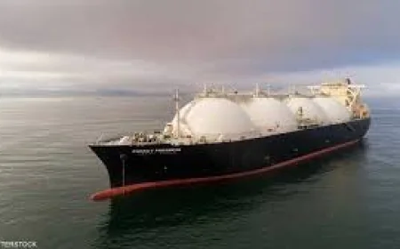 خطر بيئي يهدد السواحل الليبية.. ناقلة الغاز الروسية "آركتيك ميتا" تخرج عن السيطرة في البحر المتوسط