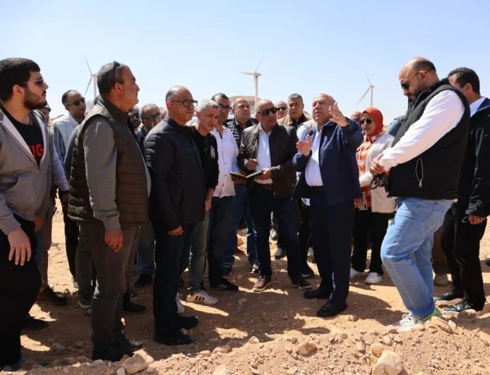 وزير الكهرباء يقود مشروعات الطاقة المتجددة في مصر: بدء تنفيذ مشروعات طاقة الرياح بجبل الجلالة