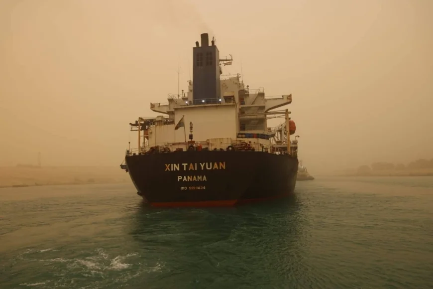 هيئة قناة السويس تعوّم سفينة الصب XIN TAIN YUAN بعد جنوحها بالكيلو 87.. والملاحة منتظمة