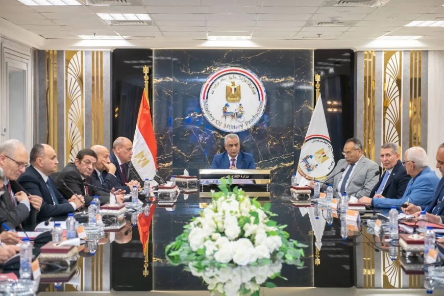 وزير الدولة للإنتاج الحربي يتابع سير العمل ويوجّه بترشيد استهلاك الكهرباء وتعزيز الإعلام المؤسسي