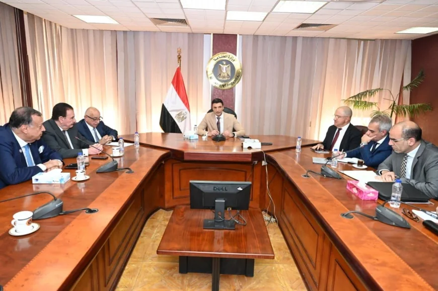 وزارة الصناعة تبحث تعزيز الصناعات التعدينية وتعميق التصنيع المحلي لجذب الاستثمارات
