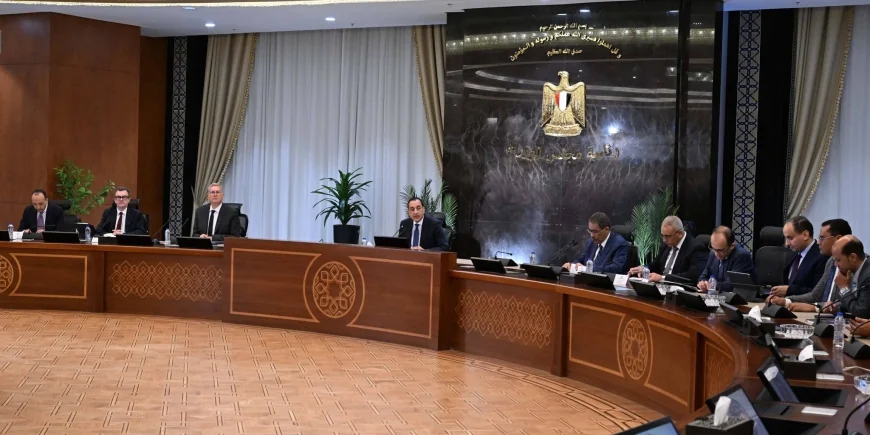 رئيس الوزراء: استقرار اقتصادي وتمديد غلق المحال 11 مساءً وتسريع طرح 20 شركة بالبورصة