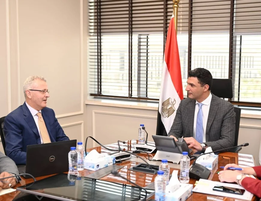 وزير الصناعة يبحث مع “جي بي أوتو” خطط التوسع وتعزيز التصنيع المحلي ضمن البرنامج الوطني لصناعة السيارات