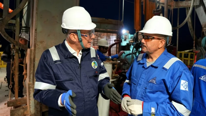 خلال جولته بالصحراء الغربية... وزير البترول والثروة المعدنية يتفقد العمل بالوردية الليلية ويبيت مع العاملين على الحفار EDC 73