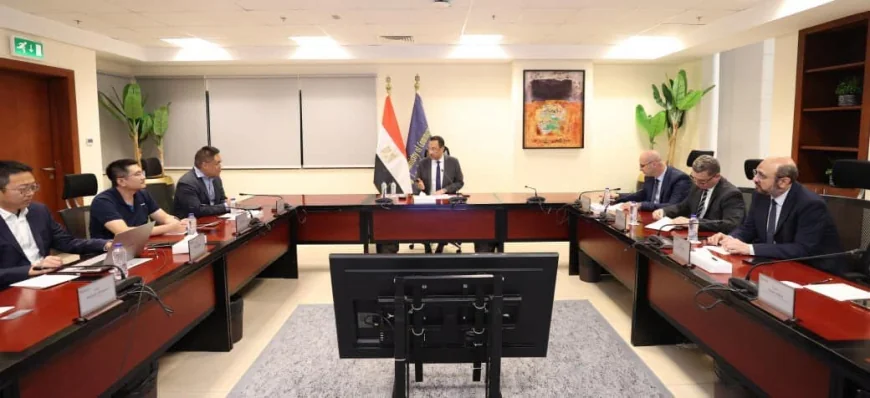 وزير الاتصالات يبحث مع HONOR توسيع تصنيع الهواتف الذكية في مصر بمصنع العاشر من رمضان بطاقة 3 ملايين وحدة سنويًا