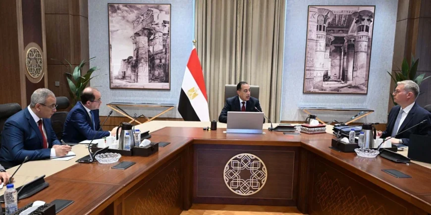 رئيس الوزراء يتابع مع وزيري المالية والبترول تأمين الطاقة وخفض مستحقات الشركاء الأجانب وخطط لشركات بالبورصة