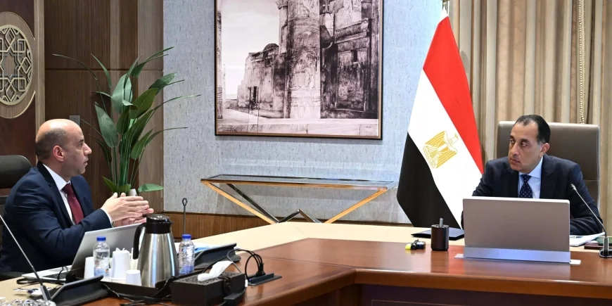 رئيس الوزراء يبحث مع وزير العمل خطط تطوير سوق العمل وتعزيز فرص التشغيل حتى 2030
