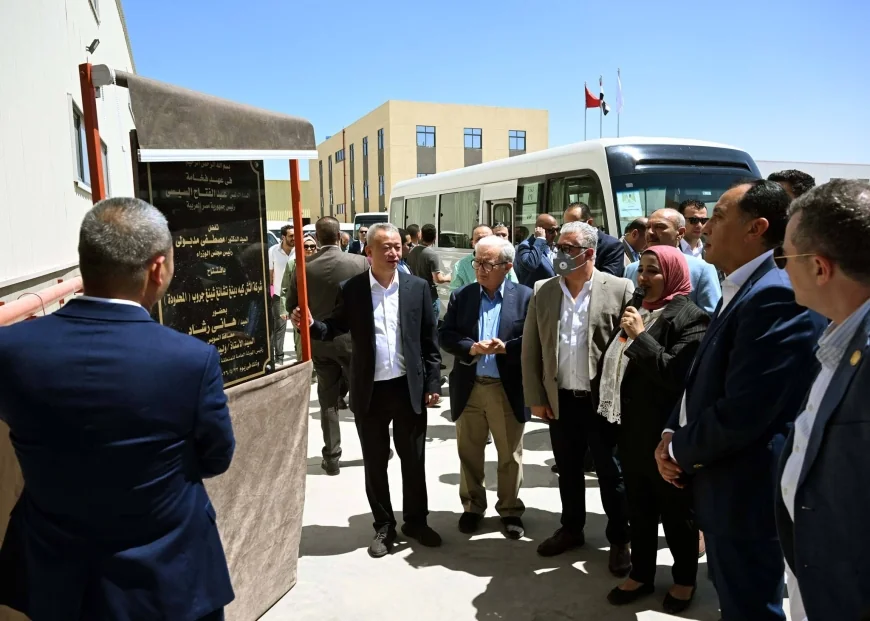 رئيس الوزراء يفتتح مصنع "إتش كي دينج تشانج شينج" للنسيج بالسخنة لتعزيز التصدير