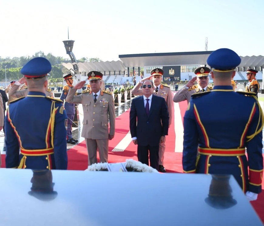 السيسي يحيي ذكرى تحرير سيناء بوضع إكليل الزهور على النصب التذكاري لشهداء القوات المسلحة