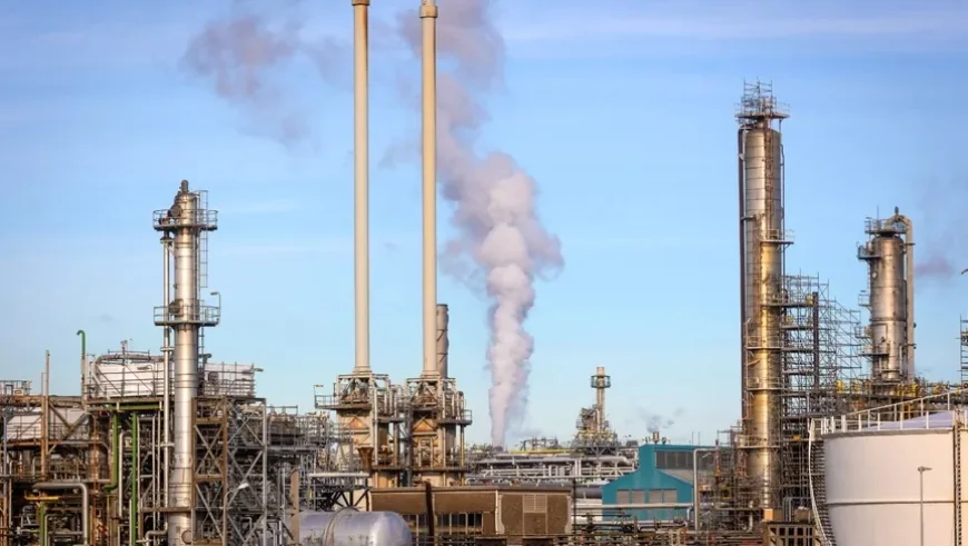 أكبر مصفاة نفط في أوروبا تعمل بكامل طاقتها لإنتاج وقود الطائرات وسط مخاوف نقص الإمدادات بسبب