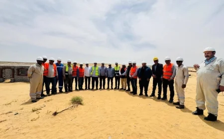 قيادات “جاسكو” تحتفل بعيد العمال في أرض الفيروز خلال تنفيذ مشروع خط الغاز