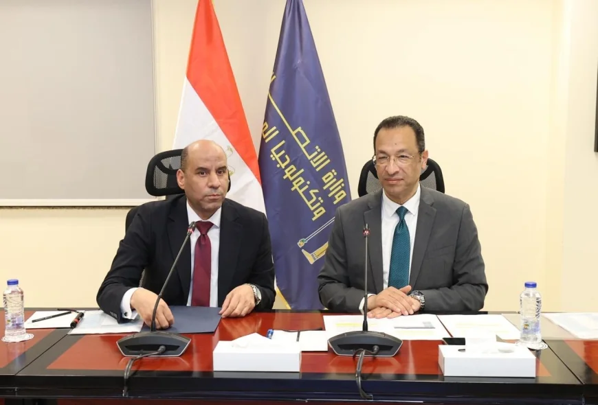 وزيرا الاتصالات والعمل يطلقان خدمة “كعب العمل” إلكترونيًا عبر منصة مصر الرقمية لتسهيل التوظيف