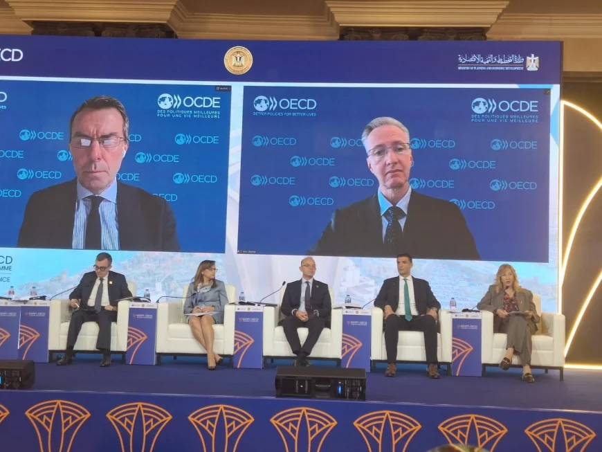 وزارة الاتصالات تستعرض تطورات الذكاء الاصطناعي والتحول الرقمي في ختام برنامج التعاون مع OECD