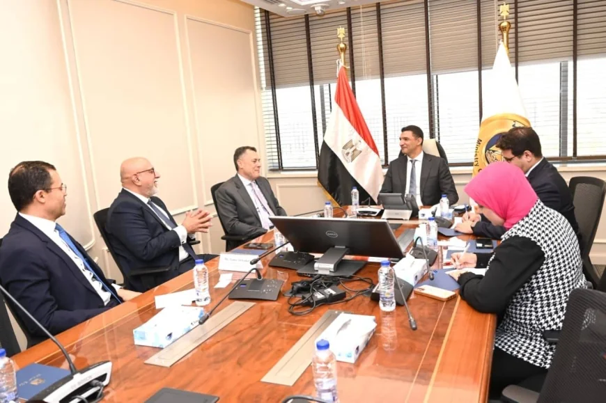 وزير الصناعة يبحث مع بنك أبوظبي الأول تمويل المشروعات الصناعية ودعم المشروعات الصغيرة والمتوسطة