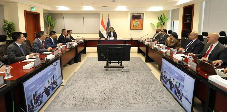 وزير الاتصالات يبحث مع هواوي تعزيز التعاون في الاتصالات والحوسبة السحابية وبناء القدرات الرقمية