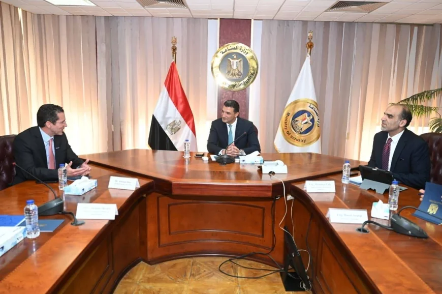 وزير الصناعة يبحث مع “سيمكس العالمية” تعزيز الاستدامة وزيادة الإنتاج والتوافق مع خطط التنمية الصناعية