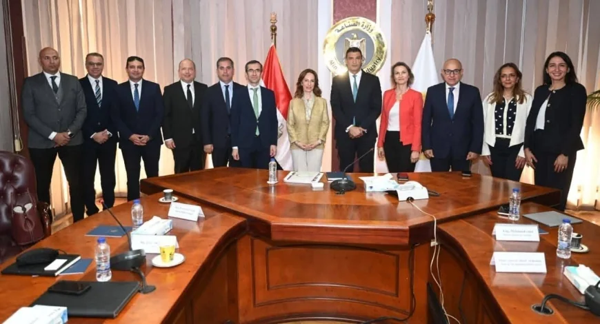وزير الصناعة يبحث مع مجموعة “غوروك” التركية إنشاء مصنع للمنتجات الزجاجية في مصر باستثمارات صناعية جديدة