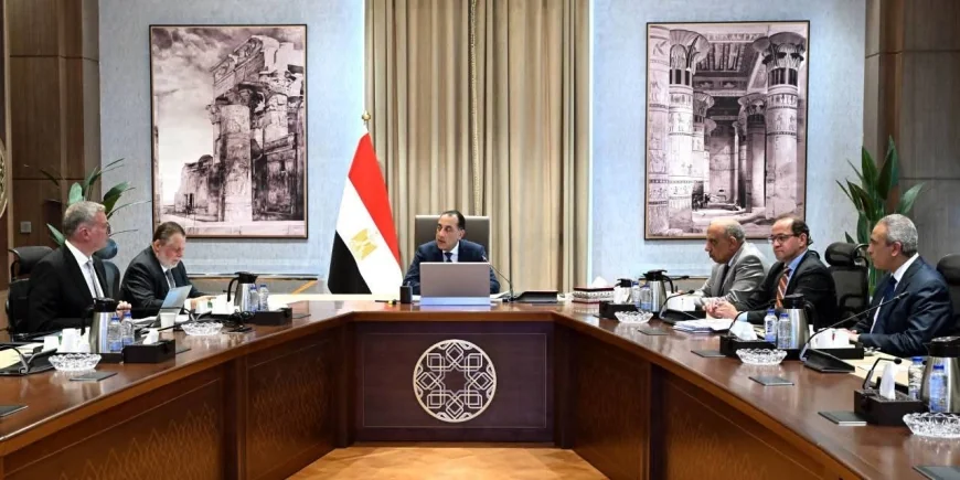 رئيس الوزراء يتابع خطة تدبير التمويل لتأمين احتياطيات الوقود قبل الصيف وخلال موازنة 2026-2027