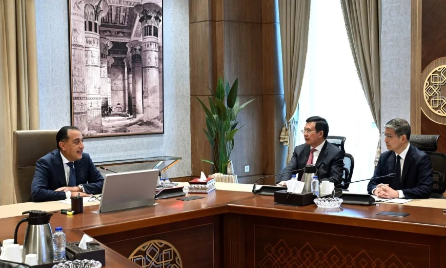 رئيس الوزراء يستقبل رئيس وكالة أنباء شينخوا الصينية لتعزيز التعاون الإعلامي والاقتصادي