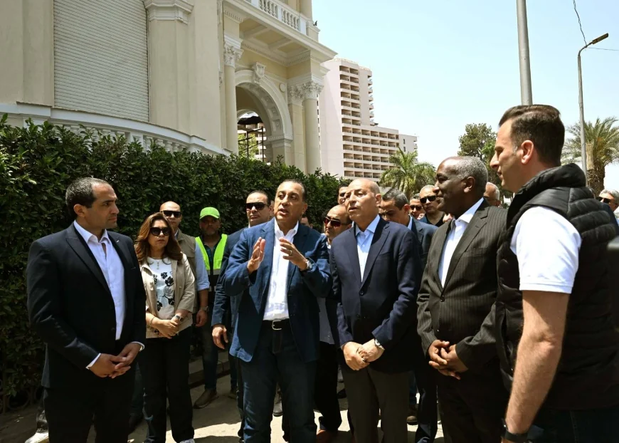 رئيس الوزراء يتفقد قصر التحرير لمتابعة مشروع رفع كفاءة الواجهات الخارجية والموقع العام