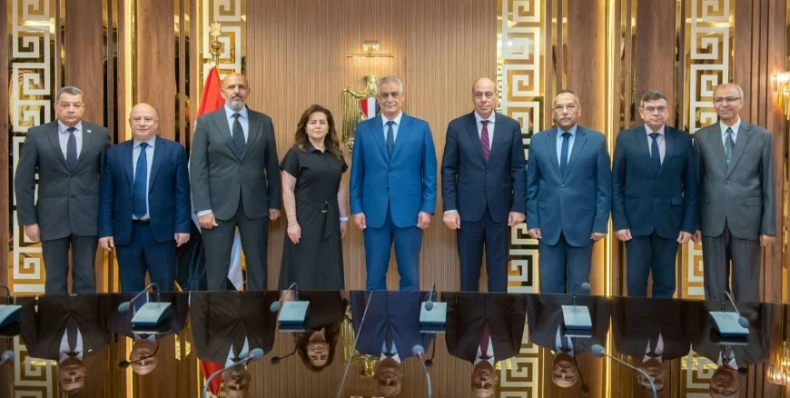 وزير  الإنتاج الحربي يوقع بروتوكول تصنيع أجهزة الهايبر باريك محليًا بالشراكة مع القطاع الخاص