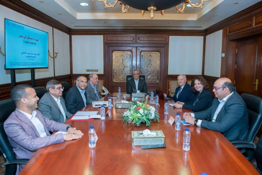 وزير الإنتاج الحربي يبحث مع خبير دولي تعزيز الاستفادة من الطاقة الشمسية الحرارية وتوطين صناعتها