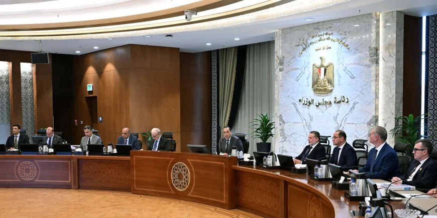 رئيس الوزراء يترأس اجتماع اللجنة المركزية لإدارة الأزمات ويؤكد جاهزية الاحتياطي الاستراتيجي من السلع