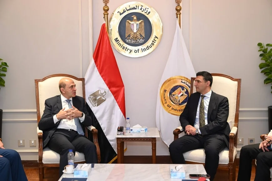 وزير الصناعة يبحث مع غرفة التجارة الفرنسية تعزيز الاستثمارات والتعاون الصناعي بين مصر وفرنسا