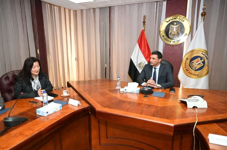 وزارة الصناعة تتعاون مع برنامج الأمم المتحدة الإنمائي لدعم التحول الأخضر وتنفيذ محطات طاقة شمسية بقدرة 1000 ميجاوات