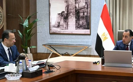 رئيس الوزراء يستعرض خطط وزارة الاتصالات لتعزيز التعهيد وصناعة الهواتف والبنية الرقمية