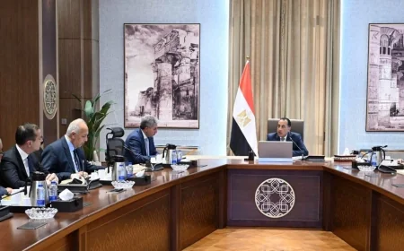 مدبولي يبحث مع قطاعي السياحة والطيران سبل زيادة الحركة السياحية في مصر