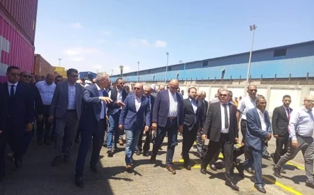 وزير الاستثمار يتفقد ميناء الدخيلة ويؤكد استمرار العمل خلال العطلات لدعم التجارة الخارجية