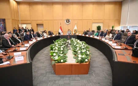 وزير الصناعة يعقد اللقاء الدوري المفتوح ويكرم موظفين متميزين ويستعرض مؤشرات الأداء والاستراتيجية الصناعية