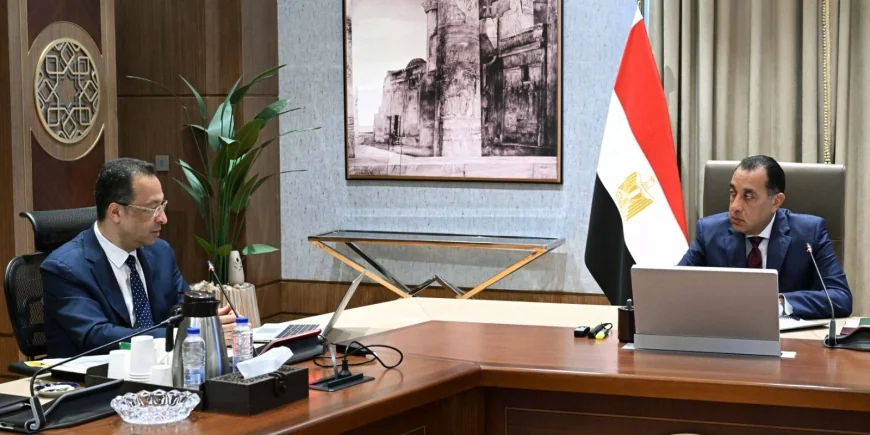 رئيس الوزراء يستعرض خطط وزارة الاتصالات لتعزيز التعهيد وصناعة الهواتف والبنية الرقمية