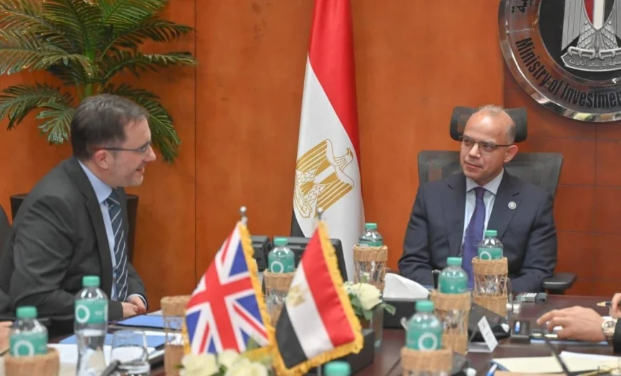 وزير الاستثمار يبحث تعزيز الشراكة الاقتصادية مع السفير البريطاني