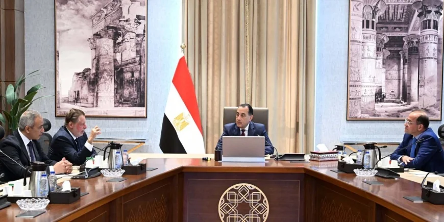 رئيس الوزراء يجتمع بمحافظ البنك المركزي ووزير المالية لاستعراض الملفات الاقتصادية