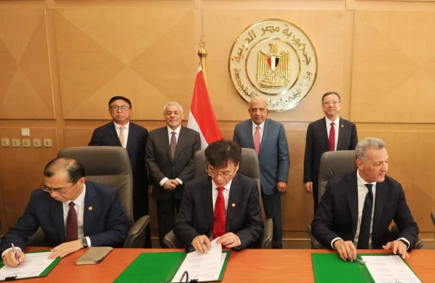 وزير الكهرباء يشهد توقيع اتفاقيات لإنشاء محطتي تخزين طاقة بالبطاريات ومصنع لإنتاجها باستثمارات جديدة