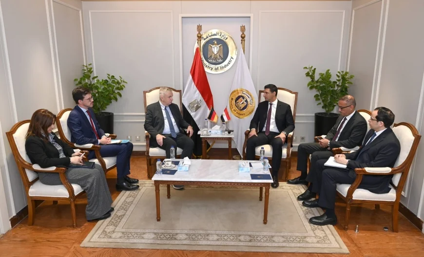 وزير الصناعة يبحث مع سفير ألمانيا تعزيز التعاون الصناعي وتوطين التكنولوجيا في القطاعات ذات الأولوية