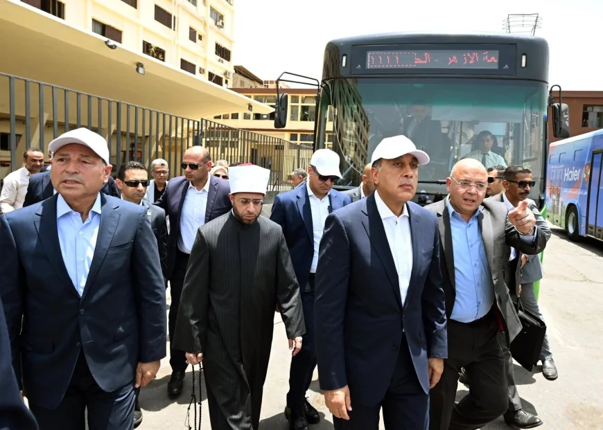 رئيس مجلس الوزراء يتفقد هيئة النقل العام بالقاهرة ويشدد على التحول الرقمي والنقل الأخضر