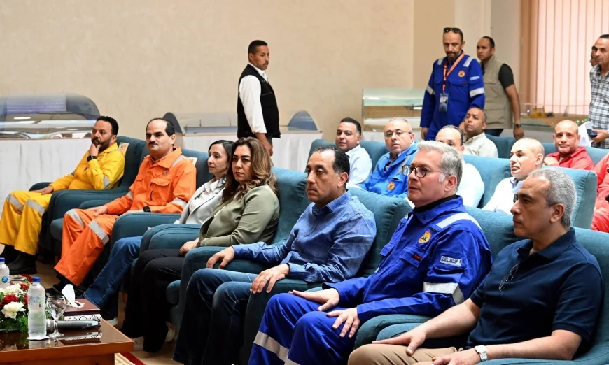 رئيس الوزراء يتفقد شركة رشيد للبترول بالبحيرة بحضور المهندس كريم بدوي
