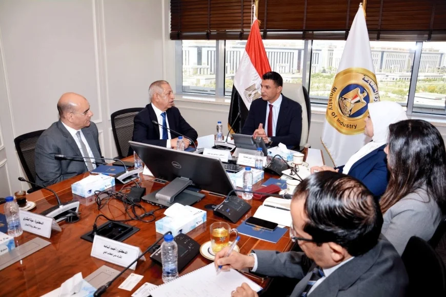 وزير الصناعة يبحث مع الأكاديمية العربية تعزيز التعاون في البحث العلمي وربط مخرجاته بالصناعة