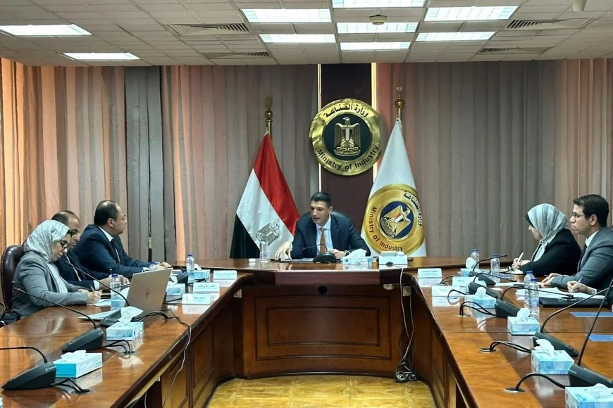 وزير الصناعة يبحث مع هيئة تنمية الصعيد التوسع في إقامة مشروعات صناعية وتدريب العمالة بالصعيد