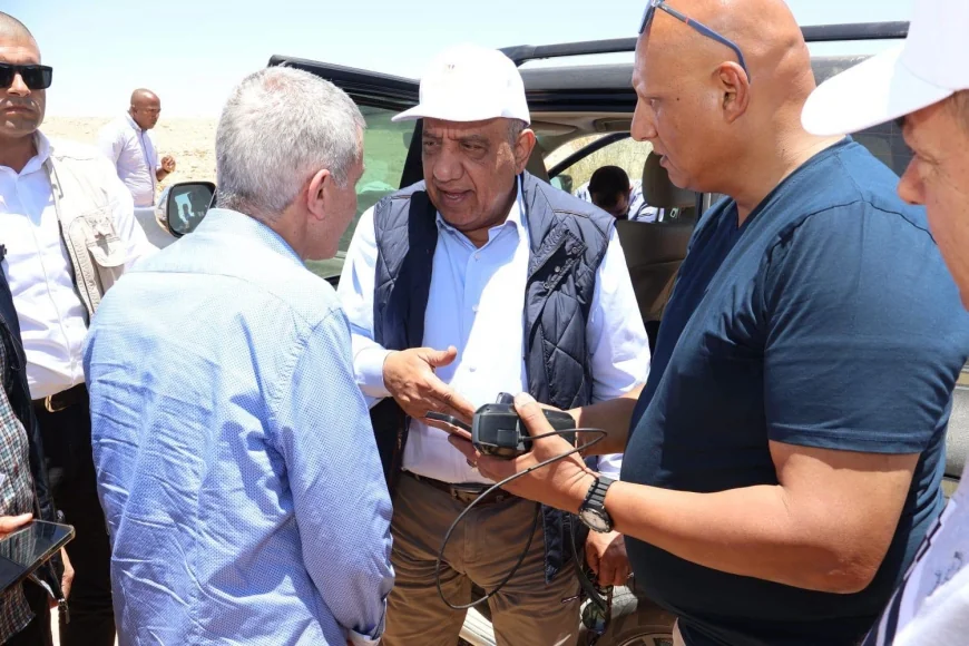 وزيرا النقل والكهرباء يتفقدان جبل سحابة وعتاقة لبحث إقامة مشروعات طاقة الرياح