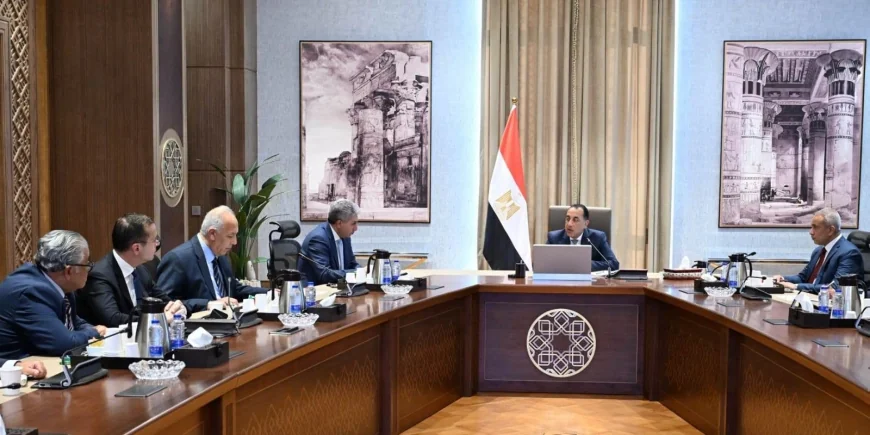 مدبولي يبحث مع قطاعي السياحة والطيران سبل زيادة الحركة السياحية في مصر