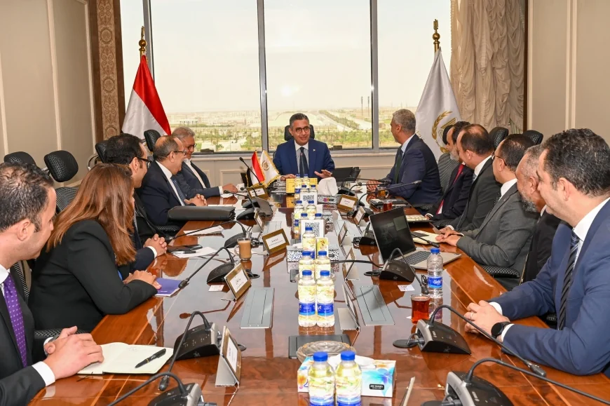 وزير التموين يبحث مع فودافون مصر دعم مشروع "كاري أون" وتطوير البنية التكنولوجية للمنافذ التموينية