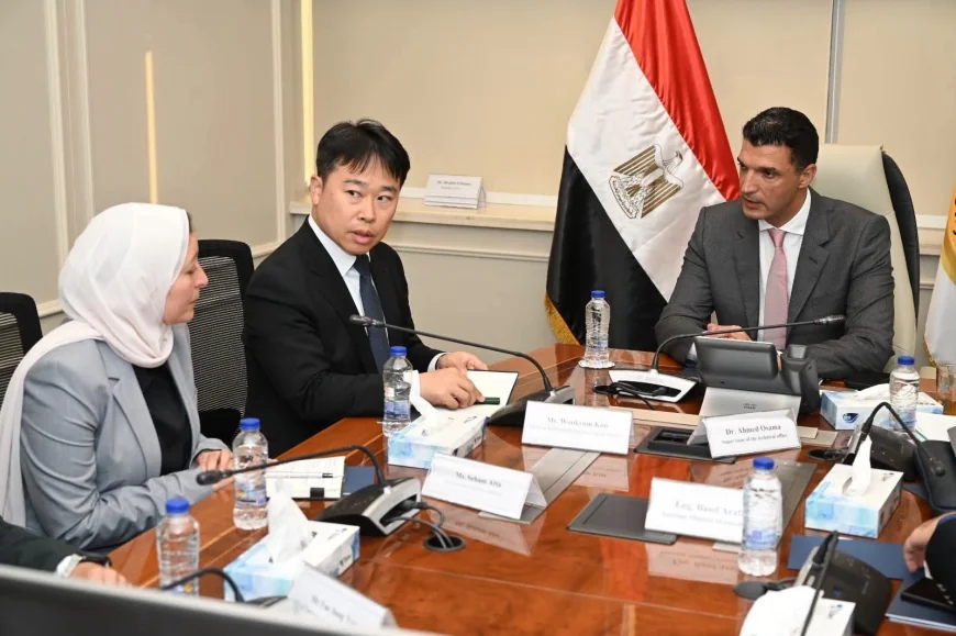 سامسونج تبحث خططها التوسعية في مصر مع وزير الصناعة.. وتوجه لزيادة المكون المحلي وتعميق التصنيع